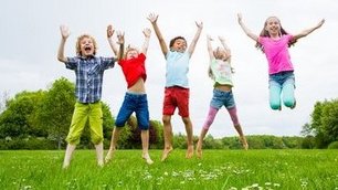 Schmuckbild hüpfende Kinder
